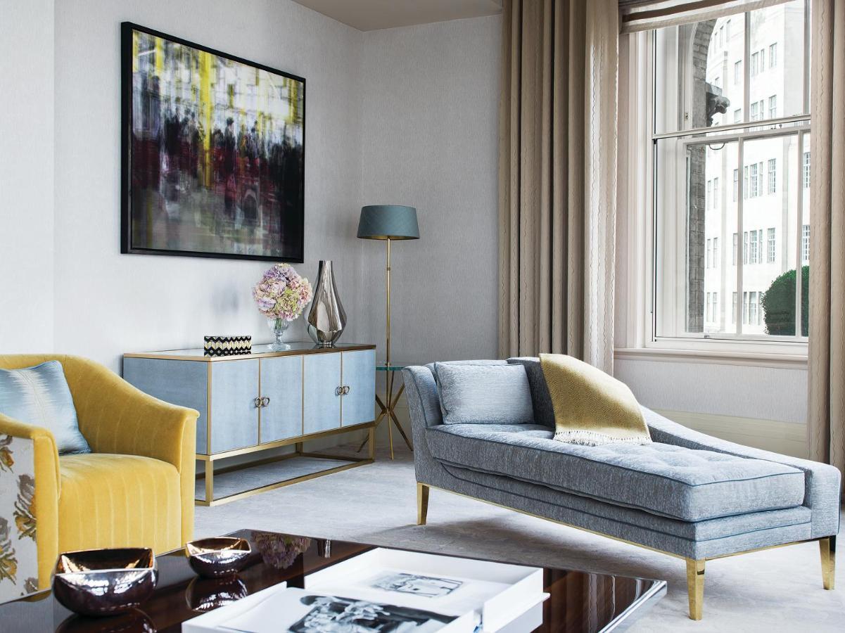 Hotel The Langham Londra Esterno foto A living room with a chaise longue