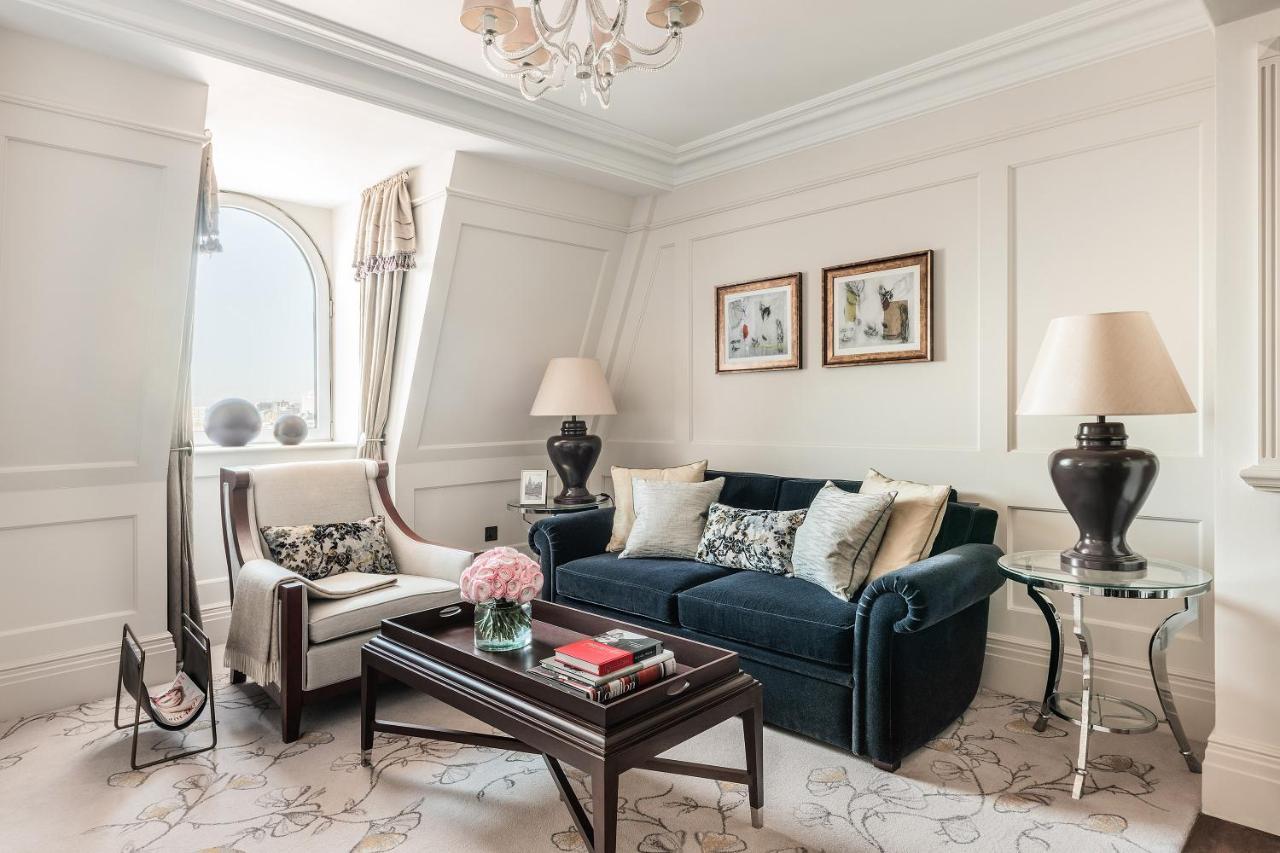 Hotel The Langham Londra Esterno foto A living room at The Ritz-Carlton, Paris