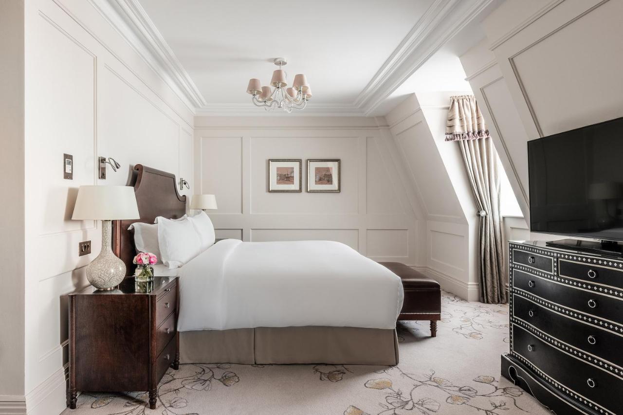 Hotel The Langham Londra Esterno foto A bedroom at The Ritz-Carlton, London