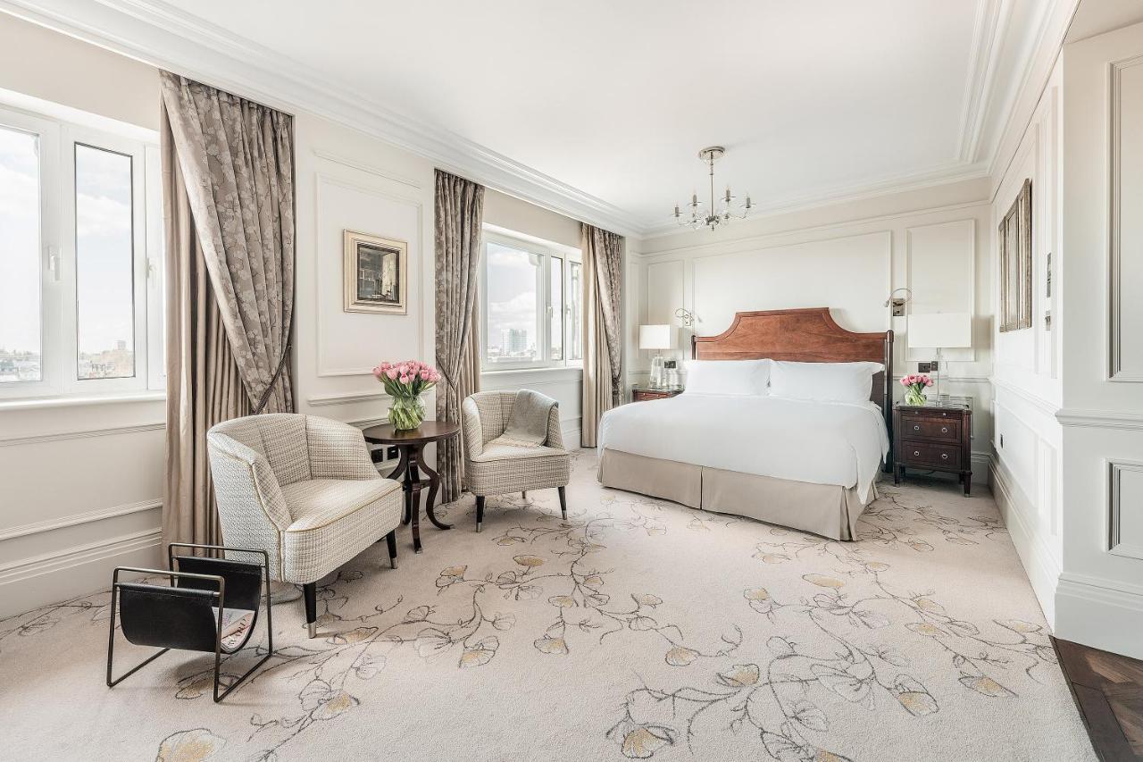 Hotel The Langham Londra Esterno foto A bedroom at The Pierre