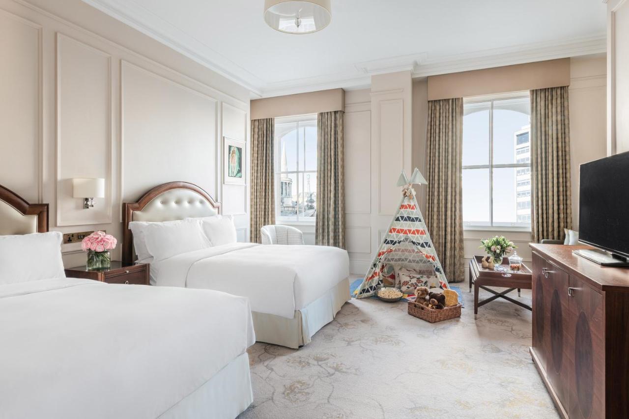 Hotel The Langham Londra Esterno foto A guest room at The Carlyle