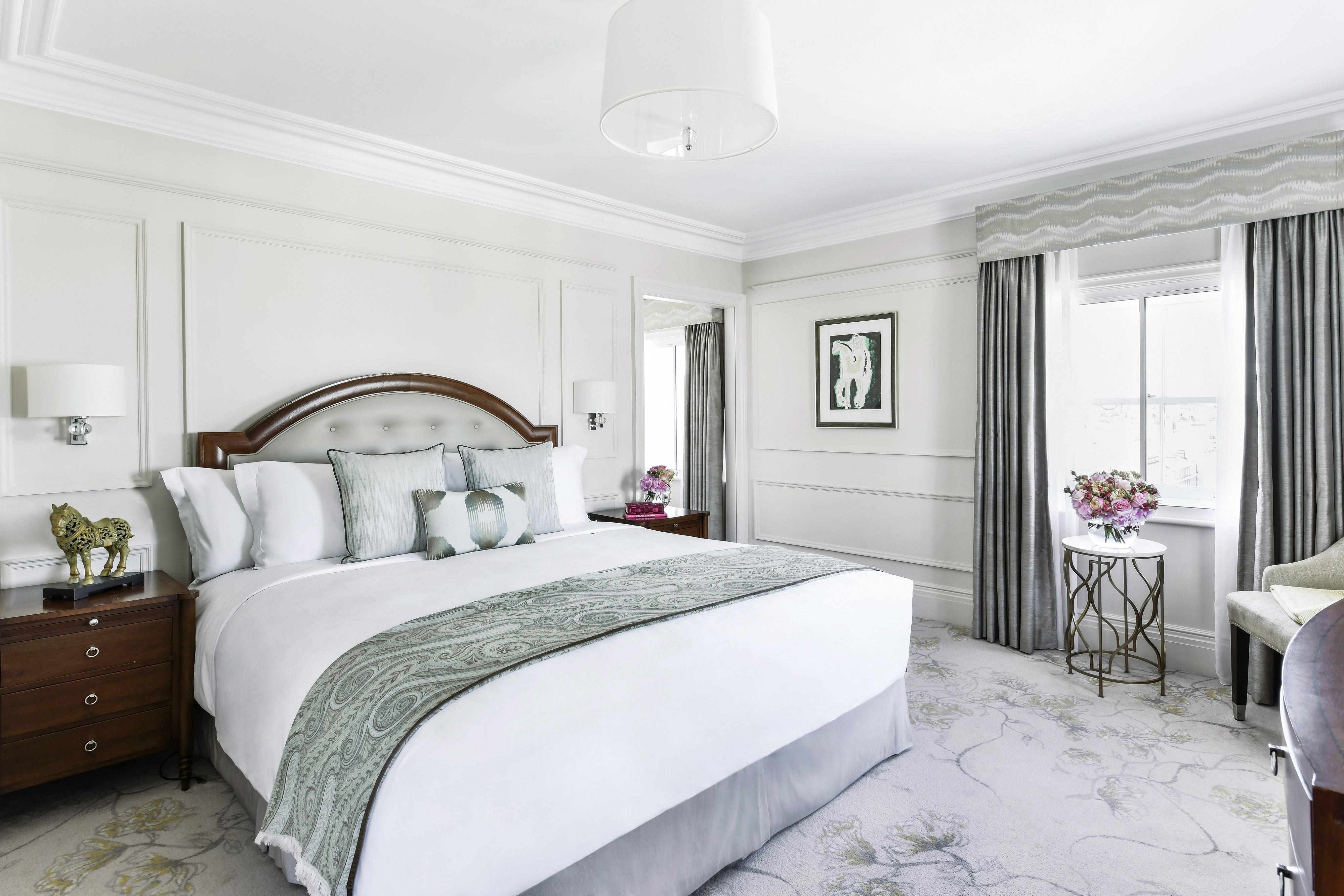 Hotel The Langham Londra Esterno foto A bedroom at The Carlyle