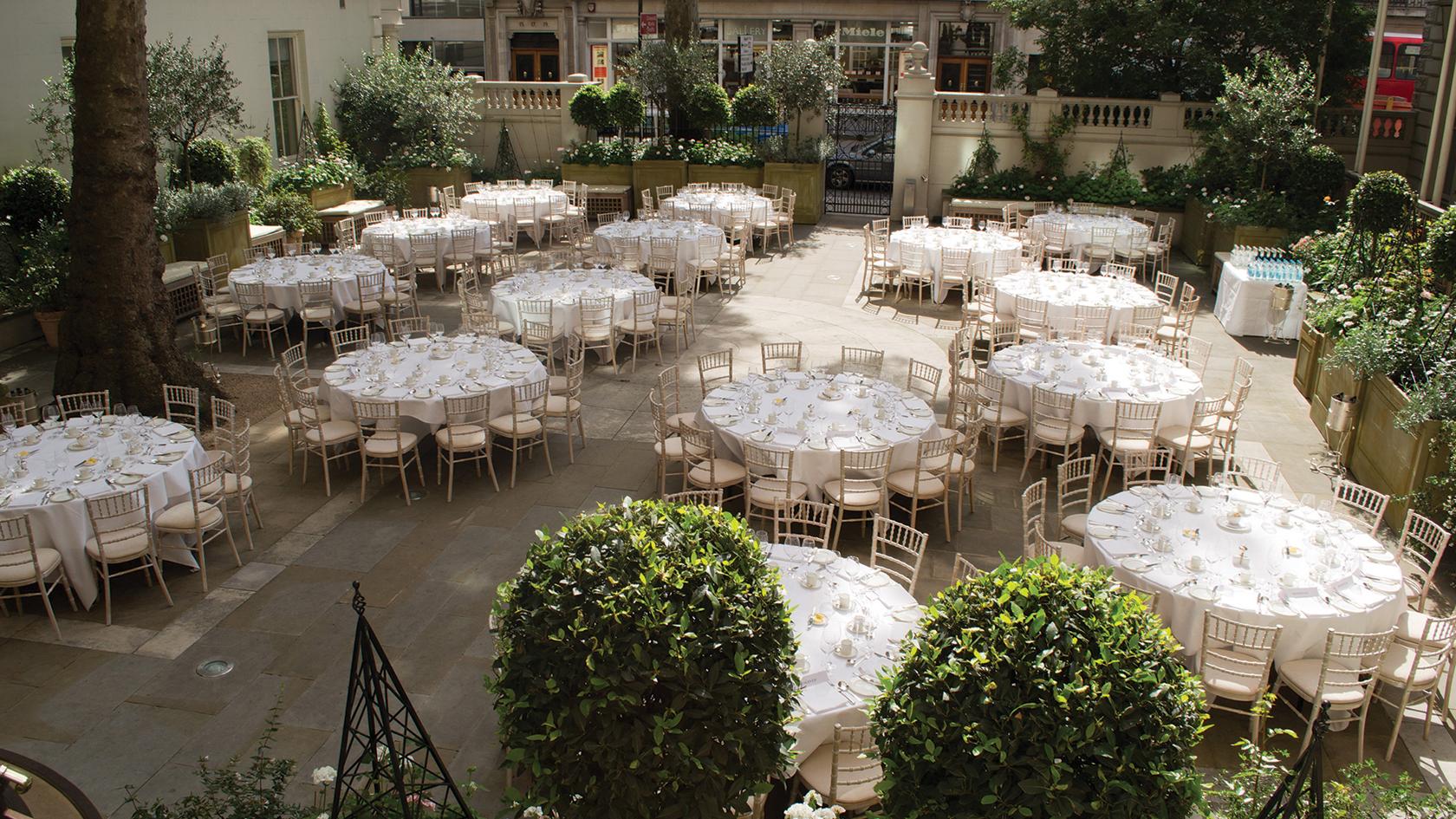 Hotel The Langham Londra Esterno foto The courtyard at the hotel