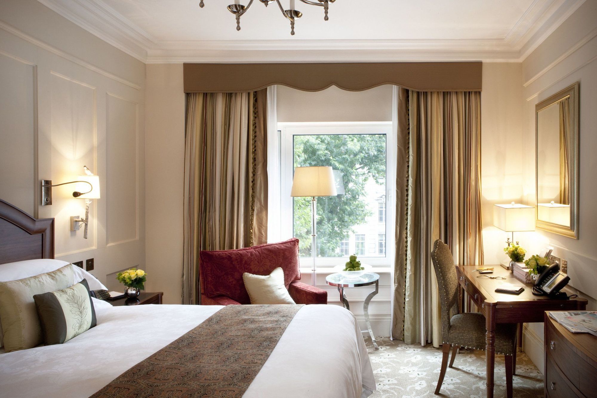 Hotel The Langham Londra Camera foto A room at the hotel