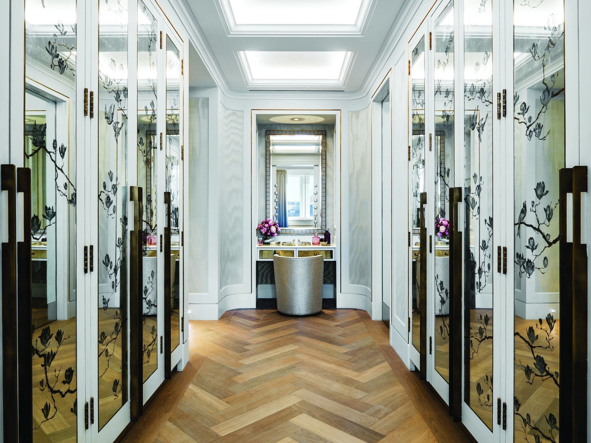 Hotel The Langham Londra Esterno foto The dressing room of a suite at The Dorchester