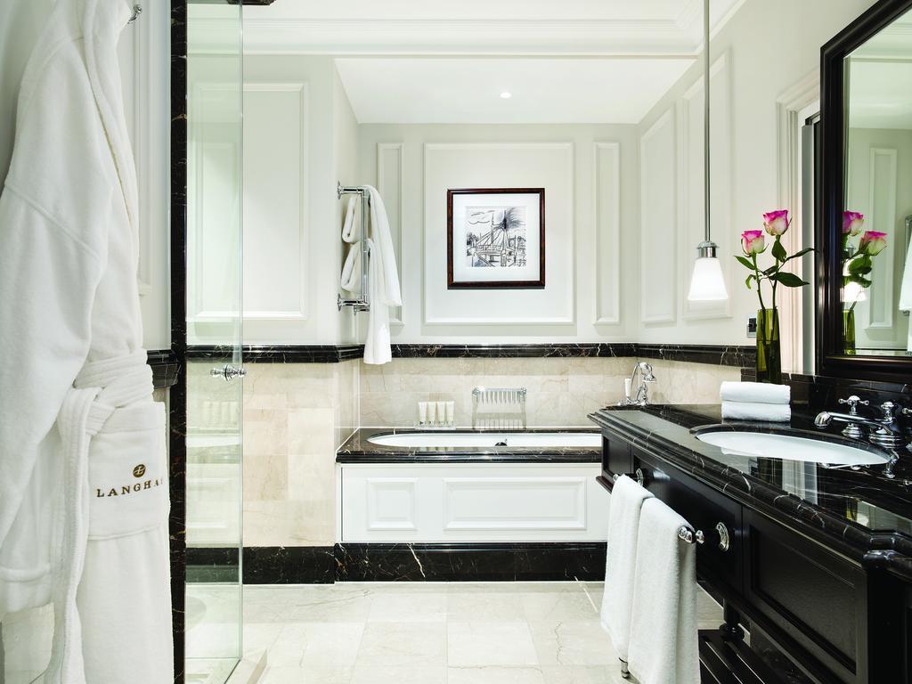 Hotel The Langham Londra Esterno foto A bathroom at The London West Hollywood